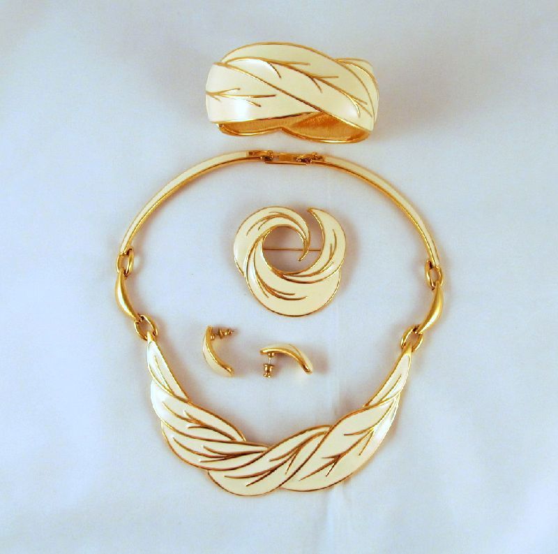Monet Cream Enamel Foliate Choker Bracelet Brooch Earrings Gold-tone Monet Cream Enamel Foliate Choker Bracelet Brooch Earrings Gold-tone