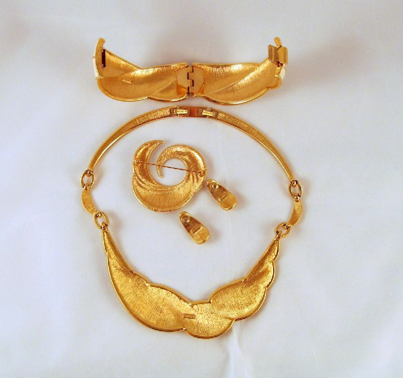 Monet Cream Enamel Foliate Choker Bracelet Brooch Earrings Gold-tone Monet Cream Enamel Foliate Choker Bracelet Brooch Earrings Gold-tone
