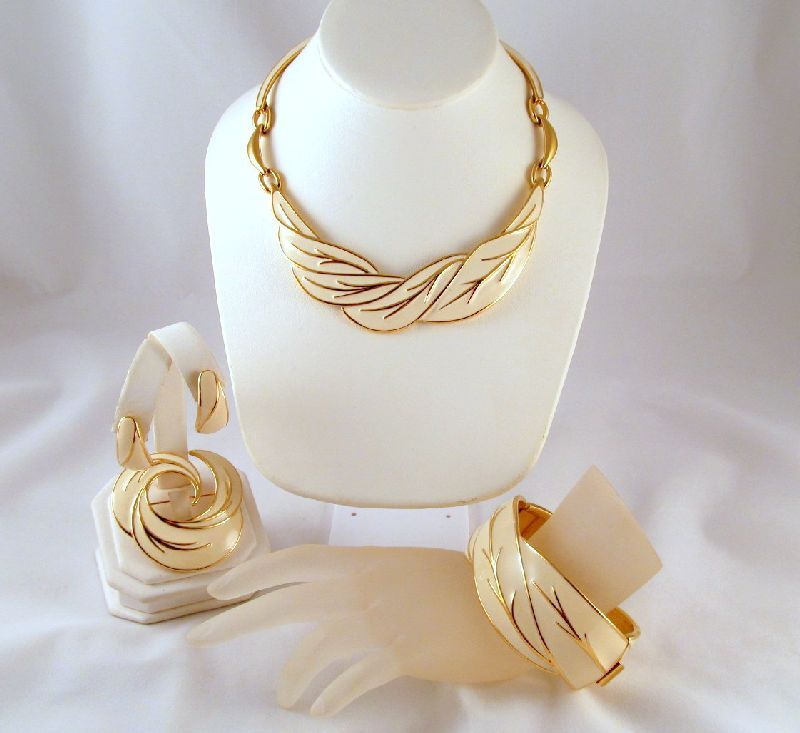 Monet Cream Enamel Foliate Choker Bracelet Brooch Earrings Gold-tone Monet Cream Enamel Foliate Choker Bracelet Brooch Earrings Gold-tone