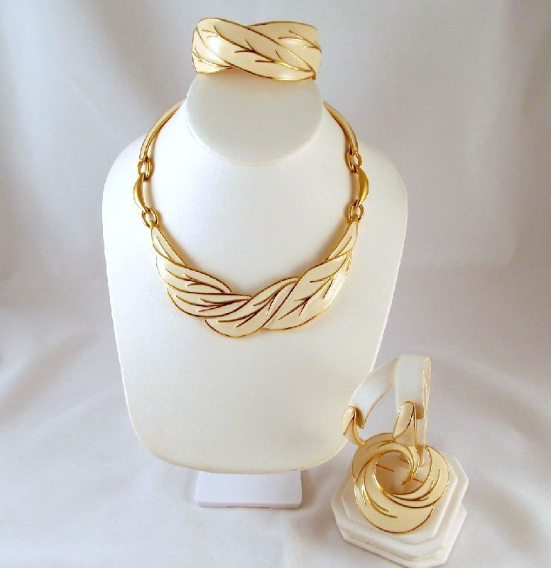 Monet Cream Enamel Foliate Choker Bracelet Brooch Earrings Gold-tone Monet Cream Enamel Foliate Choker Bracelet Brooch Earrings Gold-tone