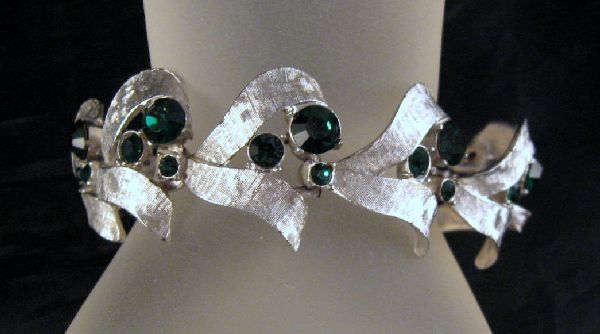Signed ART Emerald Green Rhinestone Silver-tone Bracelet Signed ART Emerald Green Rhinestone Silver-tone Bracelet