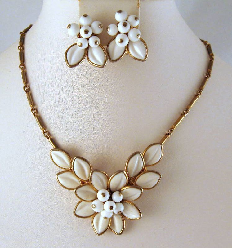 Coro Poured Glass White Flower Necklace Earrings Coro Poured Glass White Flower Necklace Earrings