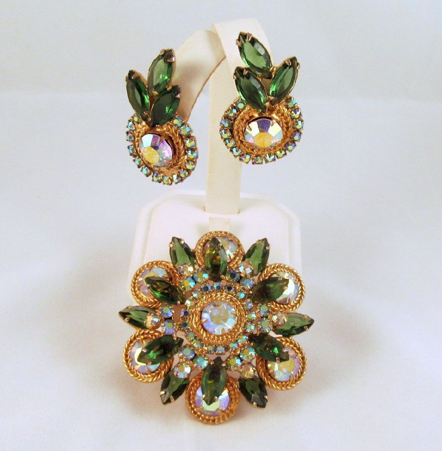 Huge D&E Juliana Green AB Brooch Earrings Gold-tone Huge D&E Juliana Green AB Brooch Earrings Gold-tone