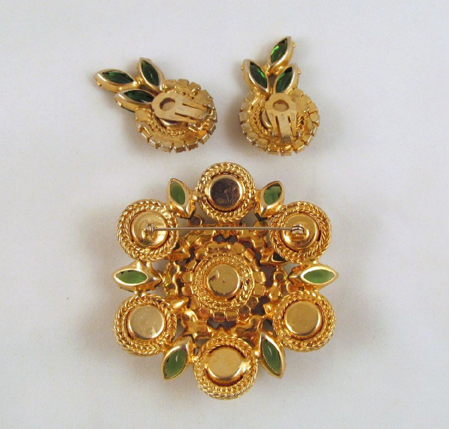 Huge D&E Juliana Green AB Brooch Earrings Gold-tone Huge D&E Juliana Green AB Brooch Earrings Gold-tone