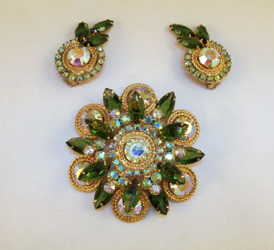 Huge D&E Juliana Green AB Brooch Earrings Gold-tone Huge D&E Juliana Green AB Brooch Earrings Gold-tone