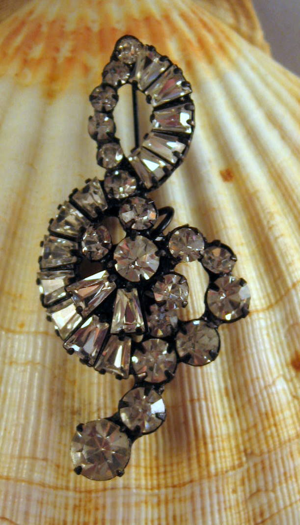 D&E Juliana G Clef Music Note Brooch Rhinestone Japanned D&E Juliana G Clef Music Note Brooch Rhinestone Japanned