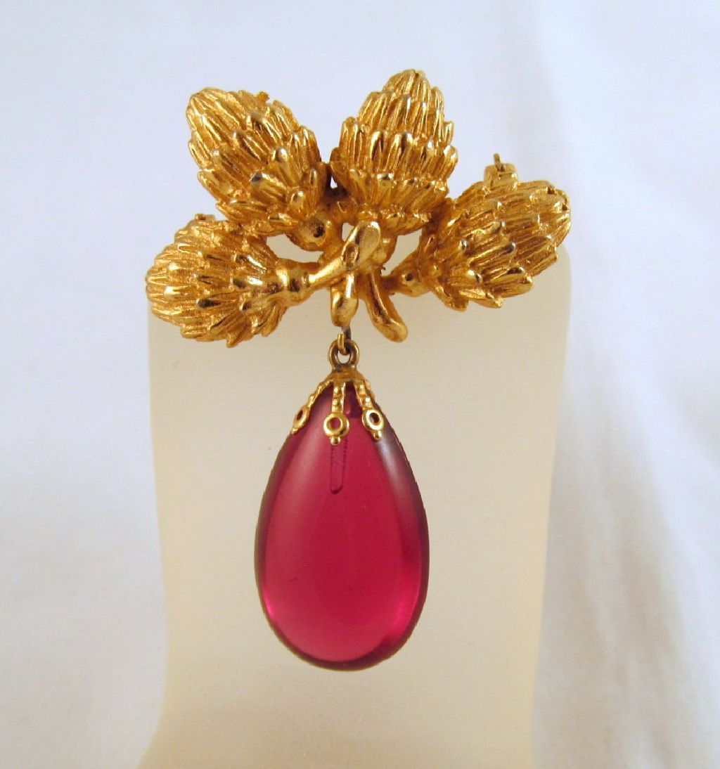 Hattie Carnegie Red Glass Teardrop Gold-tone Brooch Hattie Carnegie Red Glass Teardrop Gold-tone Brooch