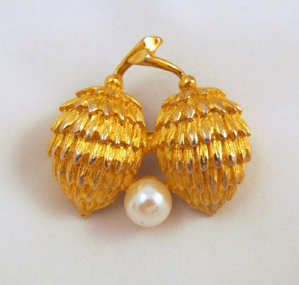 Hattie Carnegie Faux Pearl Brooch Hattie Carnegie Faux Pearl Brooch