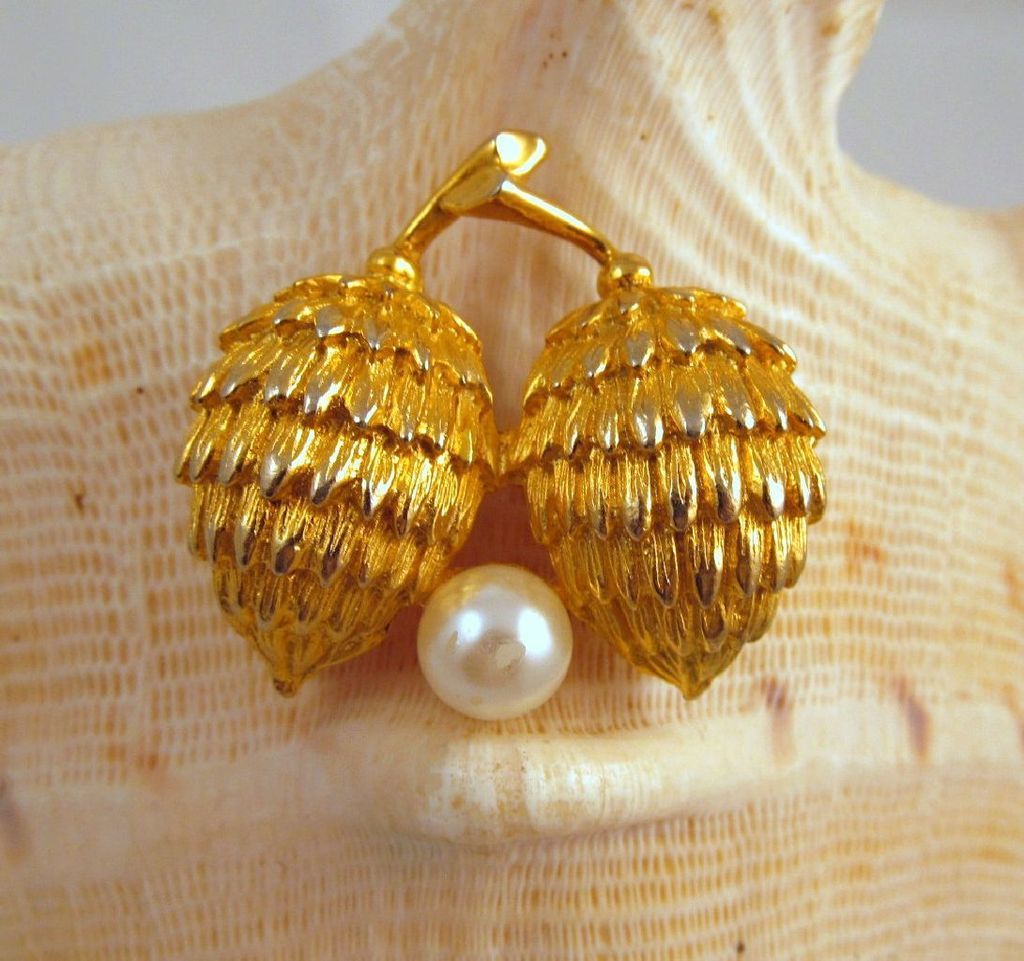 Hattie Carnegie Faux Pearl Brooch Hattie Carnegie Faux Pearl Brooch