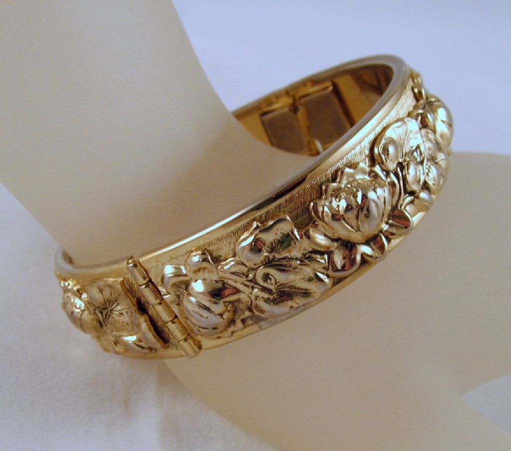 Repousse Water Lily Bangle Bracelet Whiting and Davis Gold-tone Repousse Water Lily Bangle Bracelet Whiting and Davis Gold-tone