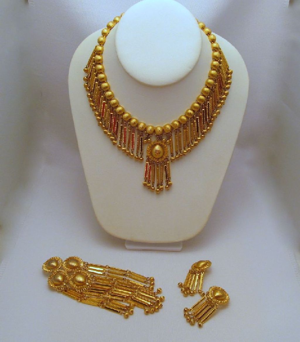 Monet Shandelle Collar Necklace Earrings Brooch Gold-tone 1971 Monet Shandelle Collar Necklace Earrings Brooch Gold-tone 1971