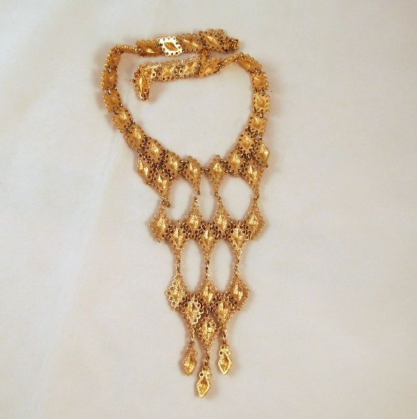 Fabulous Monet Palais Line Bib Necklace Waterfall Gold-tone 1972 Fabulous Monet Palais Line Bib Necklace Waterfall Gold-tone 1972