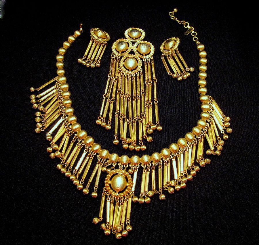 Monet Shandelle Short Collar Necklace Earrings Brooch Gold-tone 1971 Monet Shandelle Short Collar Necklace Earrings Brooch Gold-tone 1971
