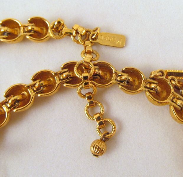 Monet Shandelle Short Collar Necklace Earrings Brooch Gold-tone 1971 Monet Shandelle Short Collar Necklace Earrings Brooch Gold-tone 1971