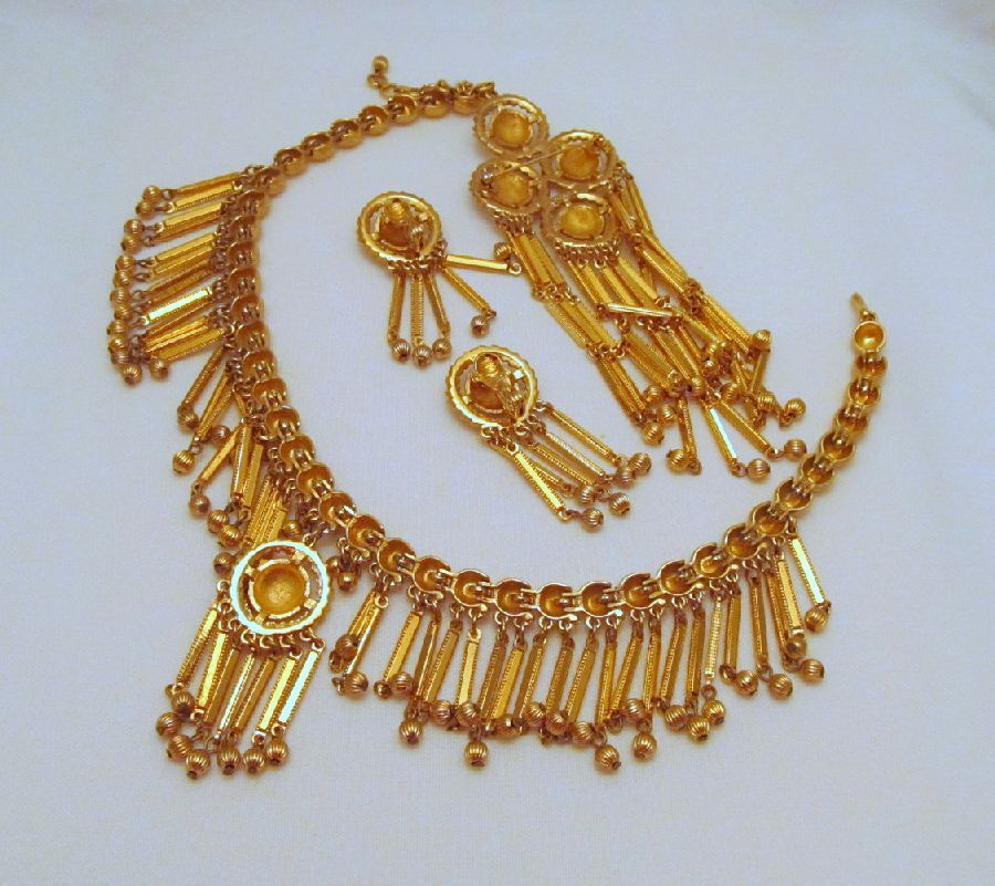 Monet Shandelle Short Collar Necklace Earrings Brooch Gold-tone 1971 Monet Shandelle Short Collar Necklace Earrings Brooch Gold-tone 1971