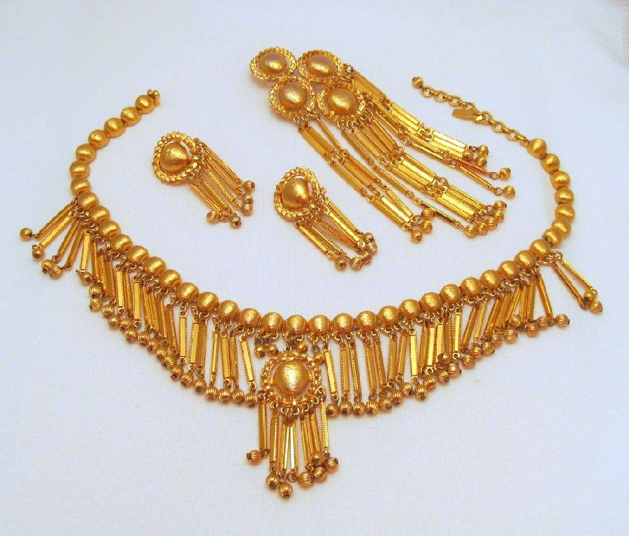 Monet Shandelle Short Collar Necklace Earrings Brooch Gold-tone 1971 Monet Shandelle Short Collar Necklace Earrings Brooch Gold-tone 1971