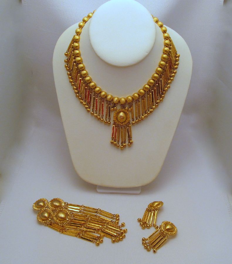 Monet Shandelle Short Collar Necklace Earrings Brooch Gold-tone 1971 Monet Shandelle Short Collar Necklace Earrings Brooch Gold-tone 1971