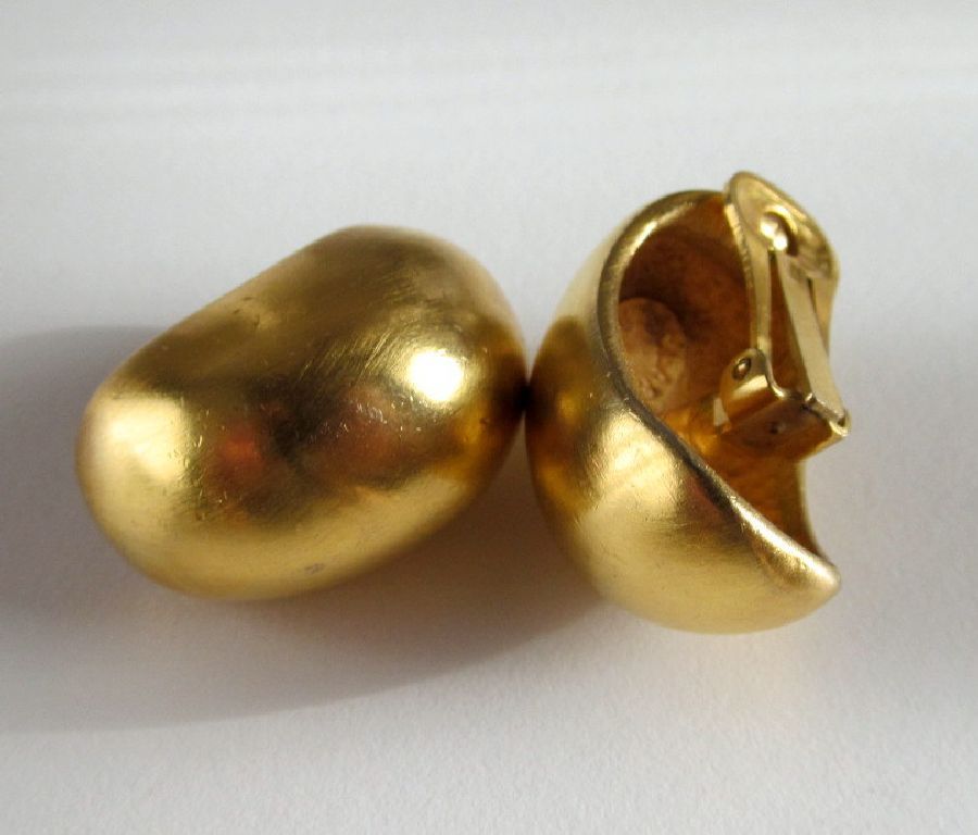 Clara Studio Gold-tone Bean Earrings Modernist Clara Kasavina Signed Clara Studio Gold-tone Bean Earrings Modernist Clara Kasavina Signed