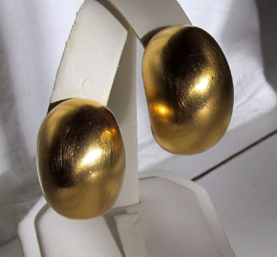Clara Studio Gold-tone Bean Earrings Modernist Clara Kasavina Signed Clara Studio Gold-tone Bean Earrings Modernist Clara Kasavina Signed