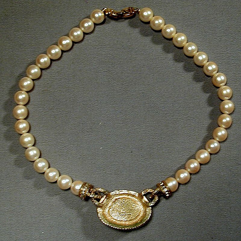 Vintage RICHELIEU Faux Pearl & Goldtone Necklace - 1960s Grand Pearls Vintage RICHELIEU Faux Pearl & Goldtone Necklace - 1960s Grand Pearls