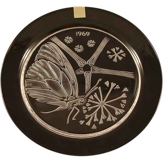 Lalique Crystal 1969 "Papillon" Butterfly Annual Plate Fifth in a Series Lalique Crystal 1969 "Papillon" Butterfly Annual Plate Fifth in a Series