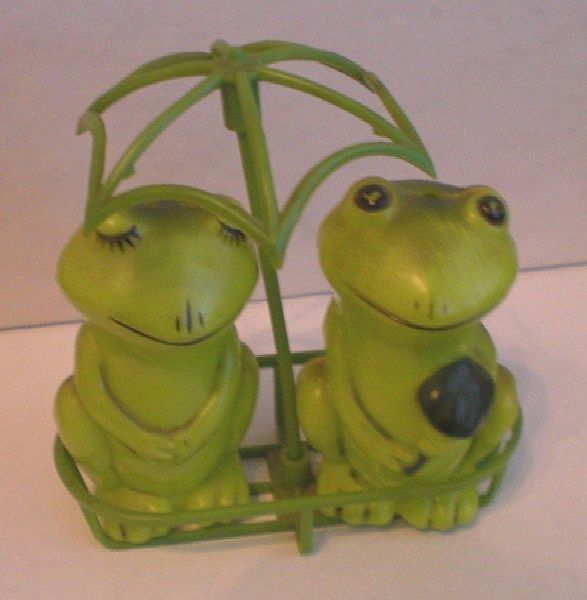 Very Cute Frogs in Basket Under Umbrella Salt & Pepper Very Cute Frogs in Basket Under Umbrella Salt & Pepper