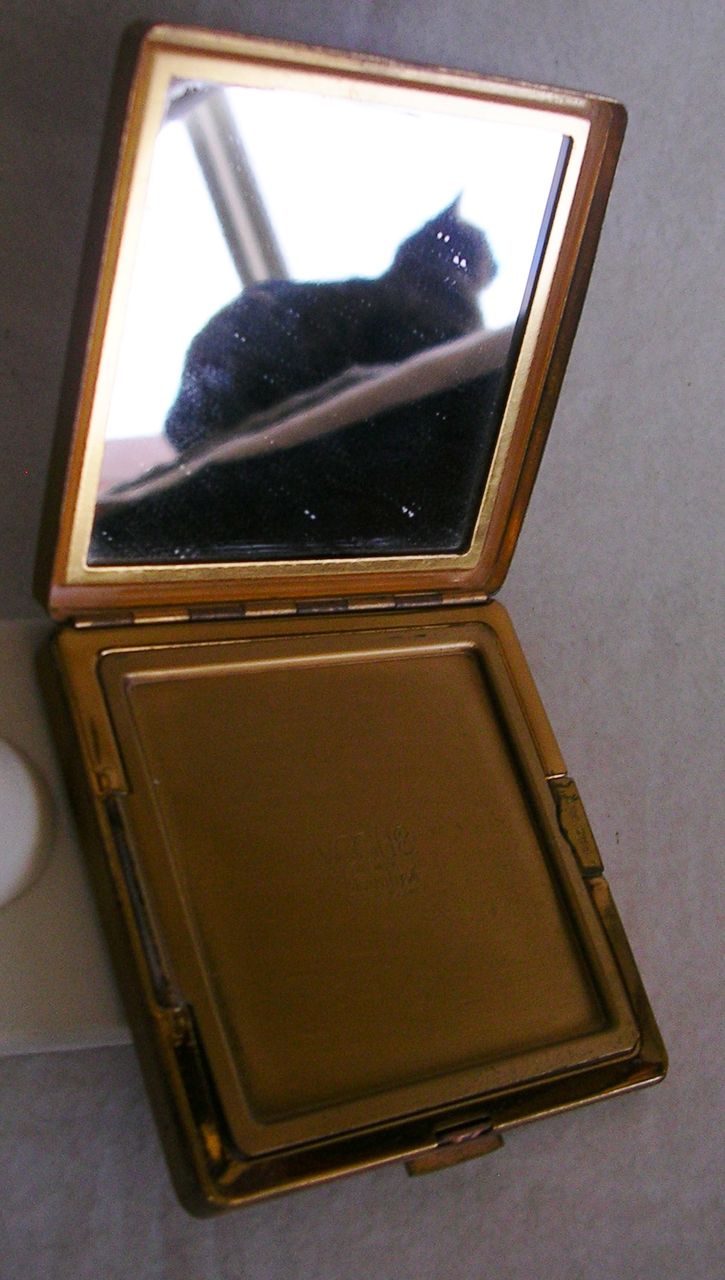 Vintage Vogue Vanities England Powder Compact Vintage Vogue Vanities England Powder Compact