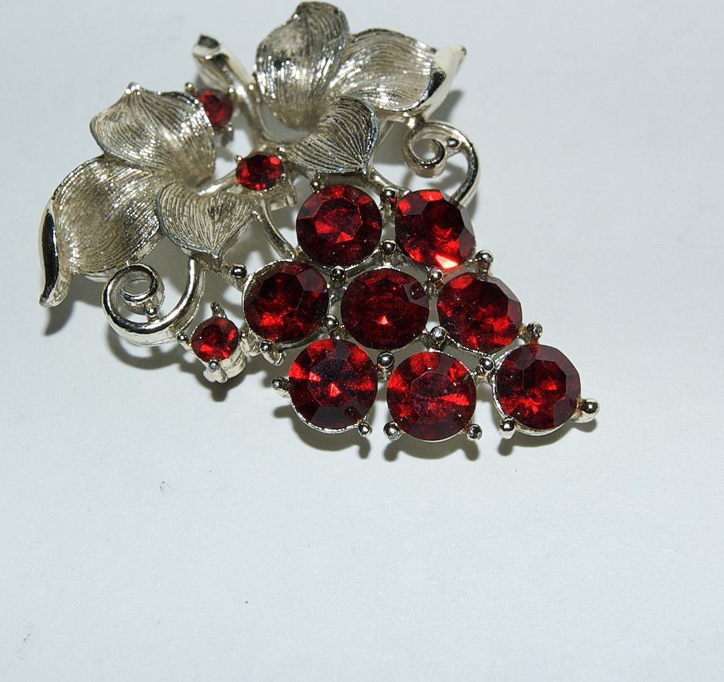 Cluster of Deep Red Grapes Pin / Brooch Signed Lisner Pin Cluster of Deep Red Grapes Pin / Brooch Signed Lisner Pin