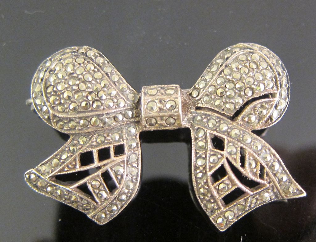 Vintage Sterling Silver & Marcasites Ribbon Pin Brooch Vintage Sterling Silver & Marcasites Ribbon Pin Brooch
