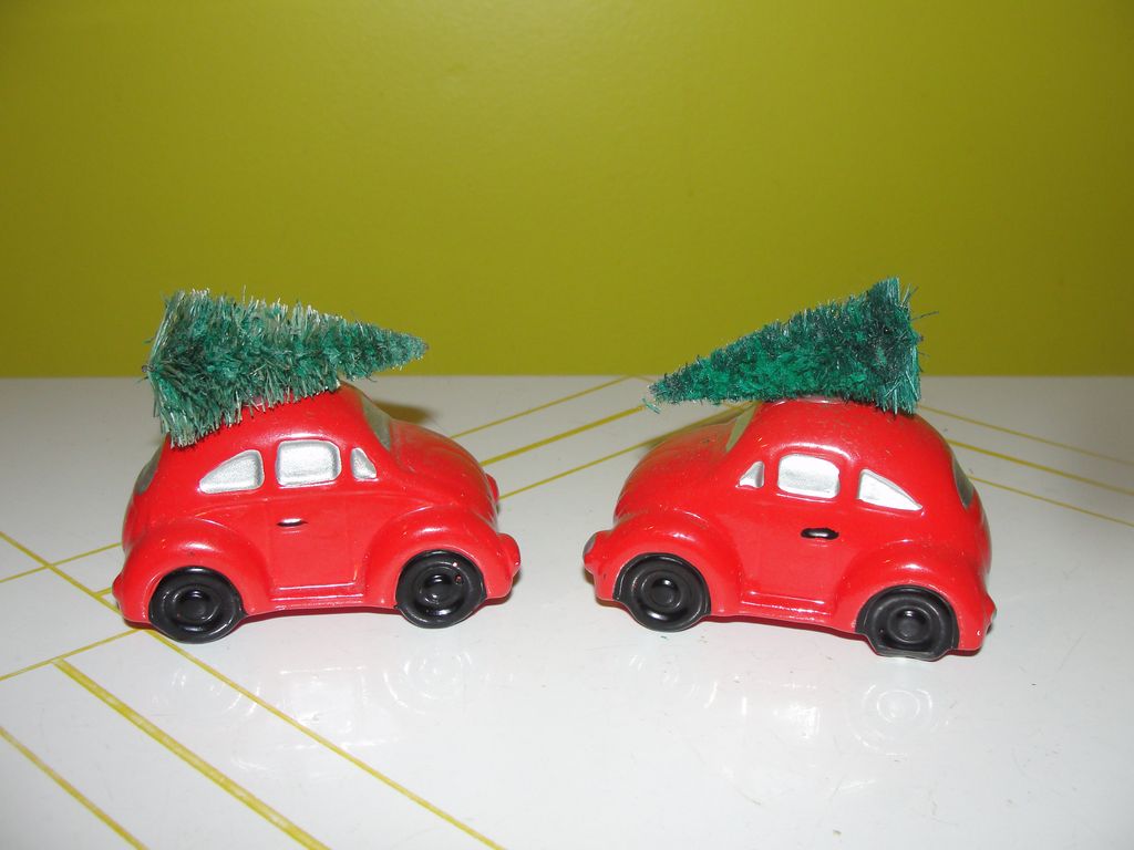 Dept 56 Snow Village Red Volkswagen with Christmas tree #56-5055 Dept 56 Snow Village Red Volkswagen with Christmas tree #56-5055