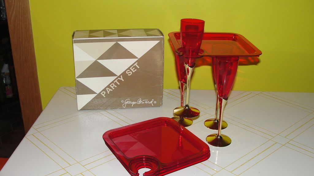 Perfect for a Party Georges Briard Shimmer Red 8 piece Hostess Set E4605-00 Perfect for a Party Georges Briard Shimmer Red 8 piece Hostess Set E4605-00