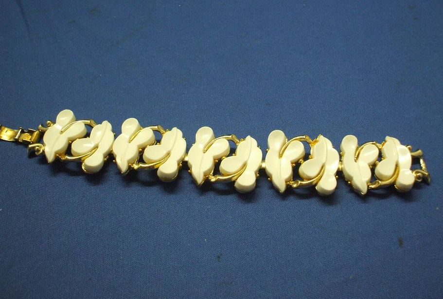 Gold Tone & White Plastic Leaf Link Bracelet 1950s Thermoset Gold Tone & White Plastic Leaf Link Bracelet 1950s Thermoset