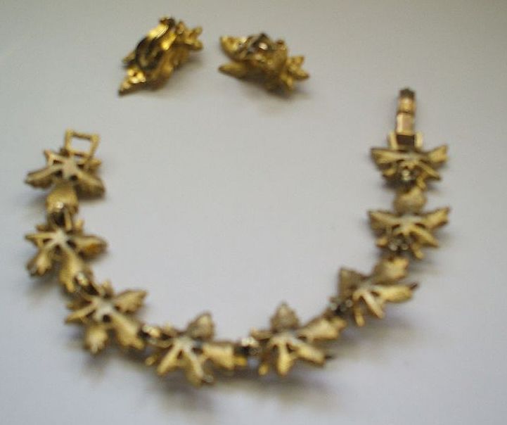 Gold Tone Flower Cultured Pearl Earrings & Bracelet Gold Tone Flower Cultured Pearl Earrings & Bracelet