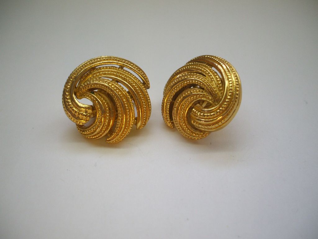 Crown Trifari Gold Tone Textured Swirl Clip Earrings Crown Trifari Gold Tone Textured Swirl Clip Earrings