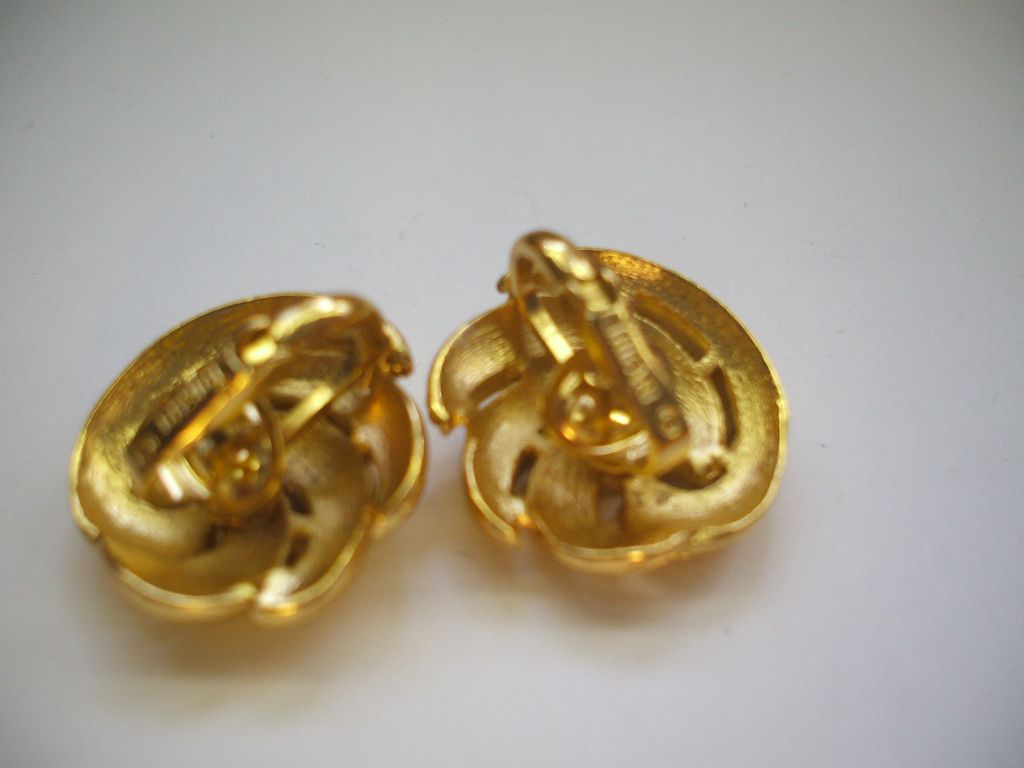 Crown Trifari Gold Tone Textured Swirl Clip Earrings Crown Trifari Gold Tone Textured Swirl Clip Earrings