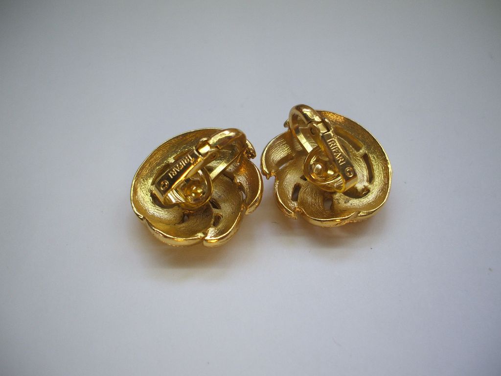 Crown Trifari Gold Tone Textured Swirl Clip Earrings Crown Trifari Gold Tone Textured Swirl Clip Earrings
