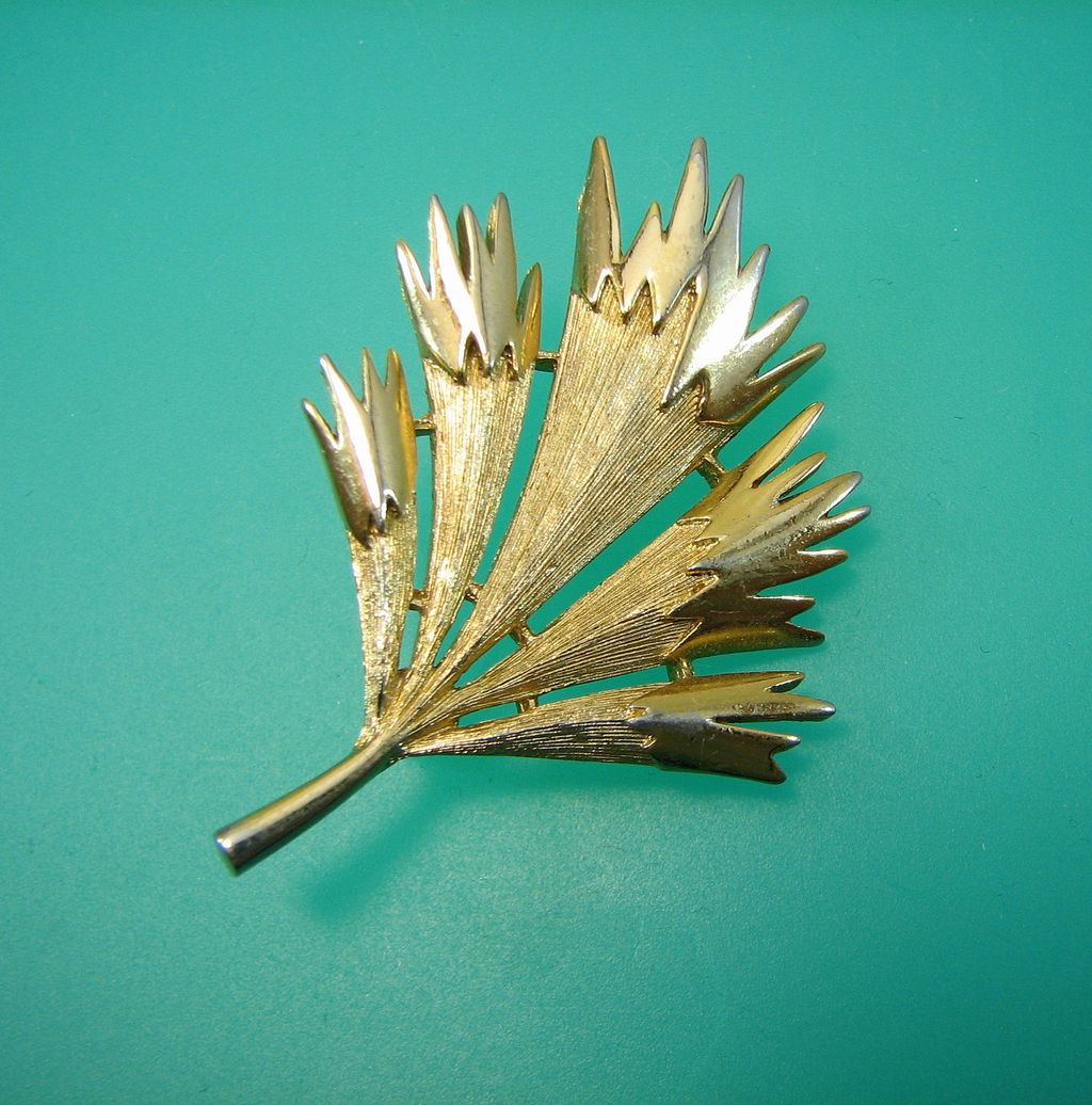Stylized Monet Leaf Feather Pin - Vintage Mod Stylized Monet Leaf Feather Pin - Vintage Mod