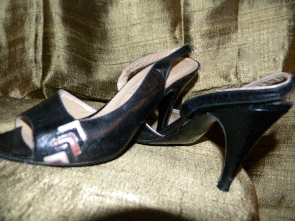 VTG Ladies Garolini Italian Navy Blue Slingback Pumps 4 1/2M VTG Ladies Garolini Italian Navy Blue Slingback Pumps 4 1/2M