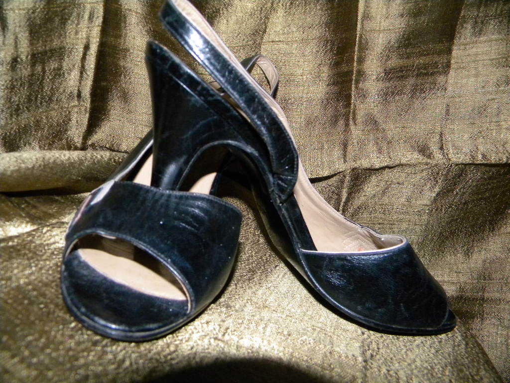 VTG Ladies Garolini Italian Navy Blue Slingback Pumps 4 1/2M VTG Ladies Garolini Italian Navy Blue Slingback Pumps 4 1/2M