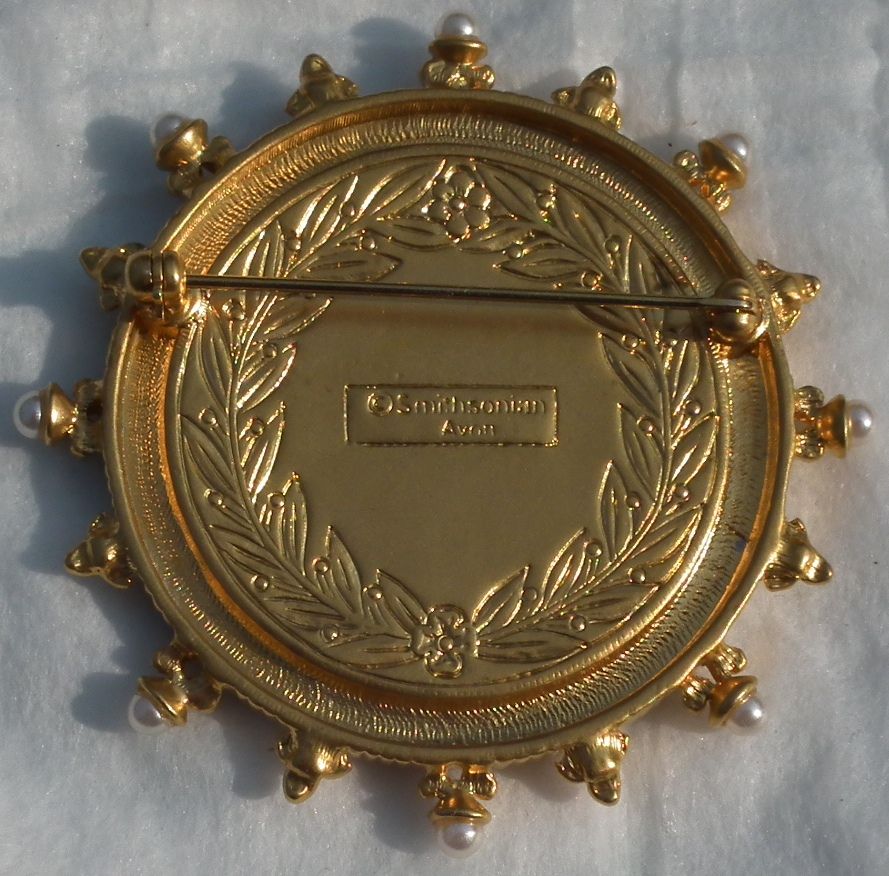Elegant Vintage Smithsonian Cameo Medallion Brooch Elegant Vintage Smithsonian Cameo Medallion Brooch