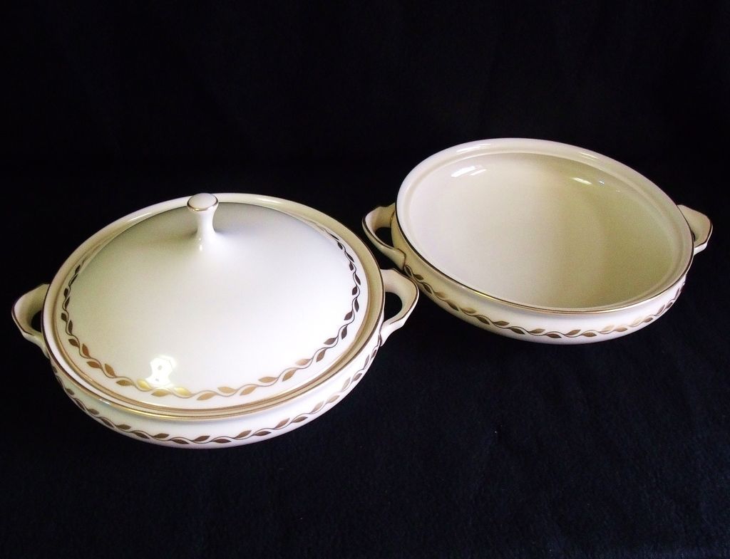 Lenox Golden Wreath Covered Serving Bowl With Extra Lenox Golden Wreath Covered Serving Bowl With Extra