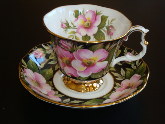 Royal Albert England Provincial Flowers Series - Madonna Lily - Prairie Crocus - Pitcher Plant - Alberta Rose - Prairie Lily - Mountain Avens - Mayflower Royal Albert England Provincial Flowers Series - Madonna Lily - Prairie Crocus - Pitcher Plant - Alberta Rose - Prairie Lily - Mountain Avens - Mayflower