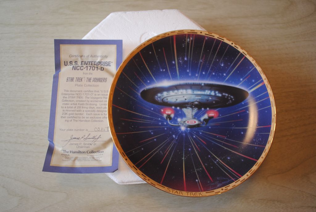 Hamilton Collection Star Trek NG Plate, The Voyagers, Enterprise D, 1994 Hamilton Collection Star Trek NG Plate, The Voyagers, Enterprise D, 1994