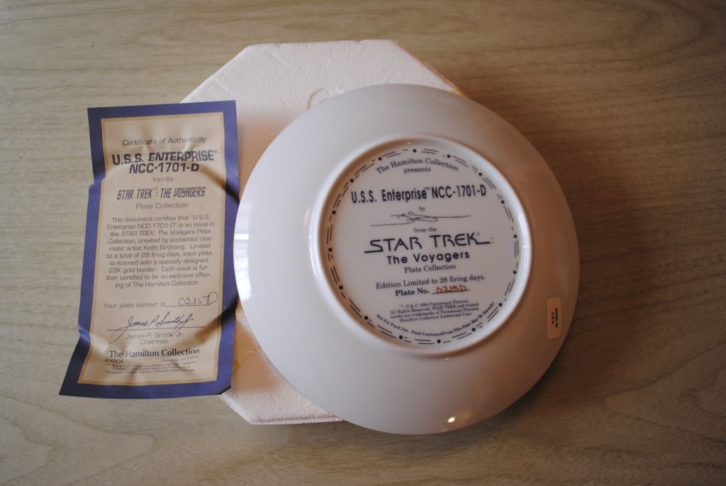 Hamilton Collection Star Trek NG Plate, The Voyagers, Enterprise D, 1994 Hamilton Collection Star Trek NG Plate, The Voyagers, Enterprise D, 1994
