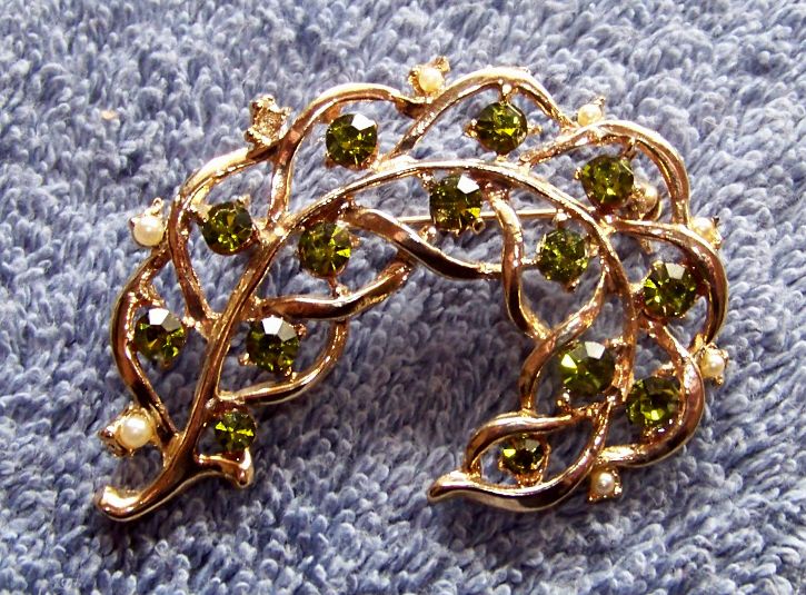 Vintage, Gold Toned Leaf Brooch Pin, Imitation Pearls, Green Rhinestones Vintage, Gold Toned Leaf Brooch Pin, Imitation Pearls, Green Rhinestones