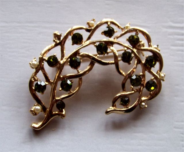 Vintage, Gold Toned Leaf Brooch Pin, Imitation Pearls, Green Rhinestones Vintage, Gold Toned Leaf Brooch Pin, Imitation Pearls, Green Rhinestones