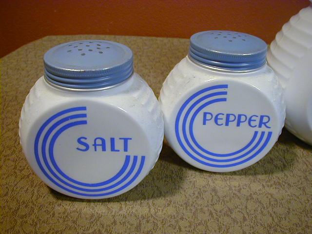 5 Pc Vintage Vitrock Grease, Sugar, Flour, Salt & Pepper Shakers, Range Set 5 Pc Vintage Vitrock Grease, Sugar, Flour, Salt & Pepper Shakers, Range Set