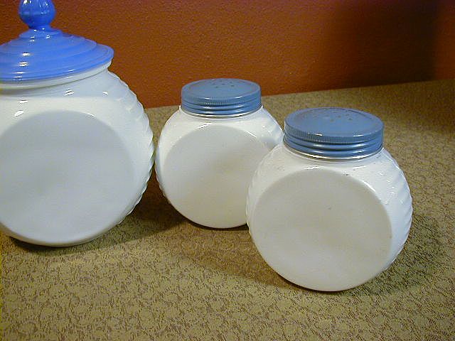 5 Pc Vintage Vitrock Grease, Sugar, Flour, Salt & Pepper Shakers, Range Set 5 Pc Vintage Vitrock Grease, Sugar, Flour, Salt & Pepper Shakers, Range Set