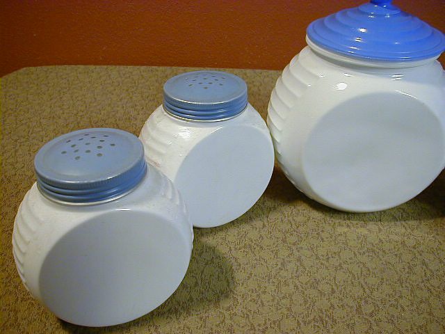 5 Pc Vintage Vitrock Grease, Sugar, Flour, Salt & Pepper Shakers, Range Set 5 Pc Vintage Vitrock Grease, Sugar, Flour, Salt & Pepper Shakers, Range Set