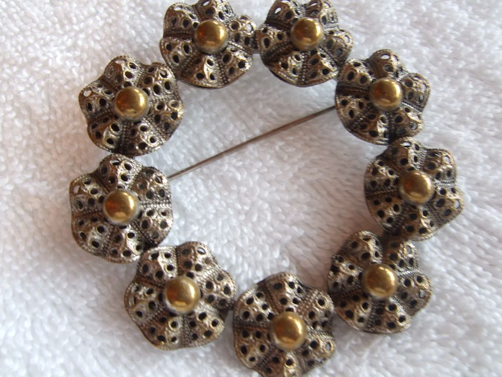 Vintage, Large Round Floral, 2 tone Metal, Brooch Pin Vintage, Large Round Floral, 2 tone Metal, Brooch Pin